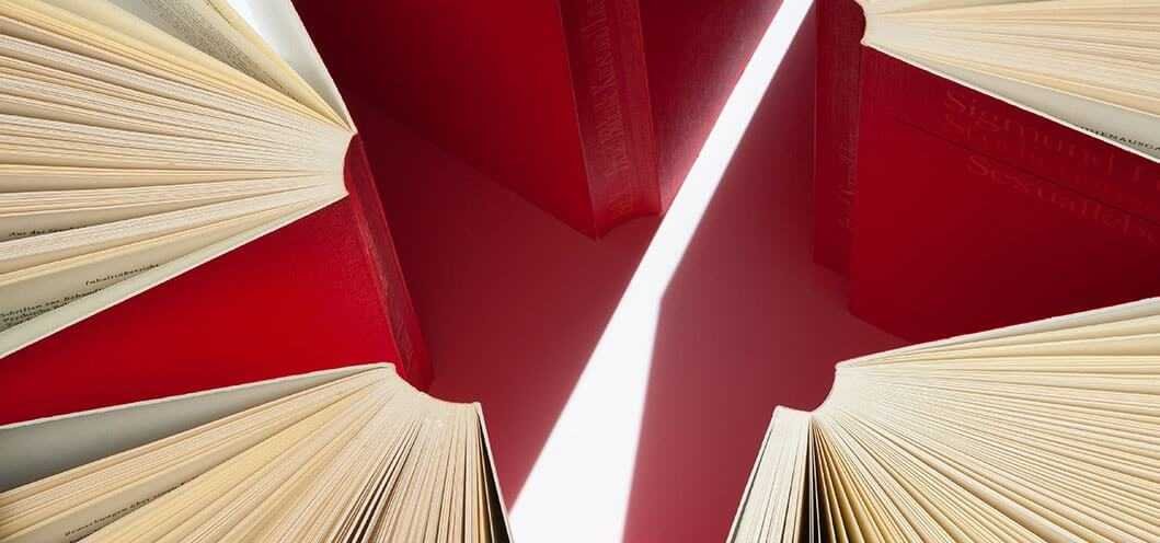 JULGANDO LIVROS PELA CAPA E O QUE ISSO TEM A VER COM A REGULAMENTAÇÃO DO DESIGN